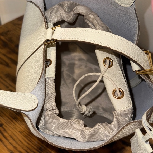 Elegant Cream Bucket Leather Handbag with Gold Accents. Very good condition. - Picture 5 of 9
